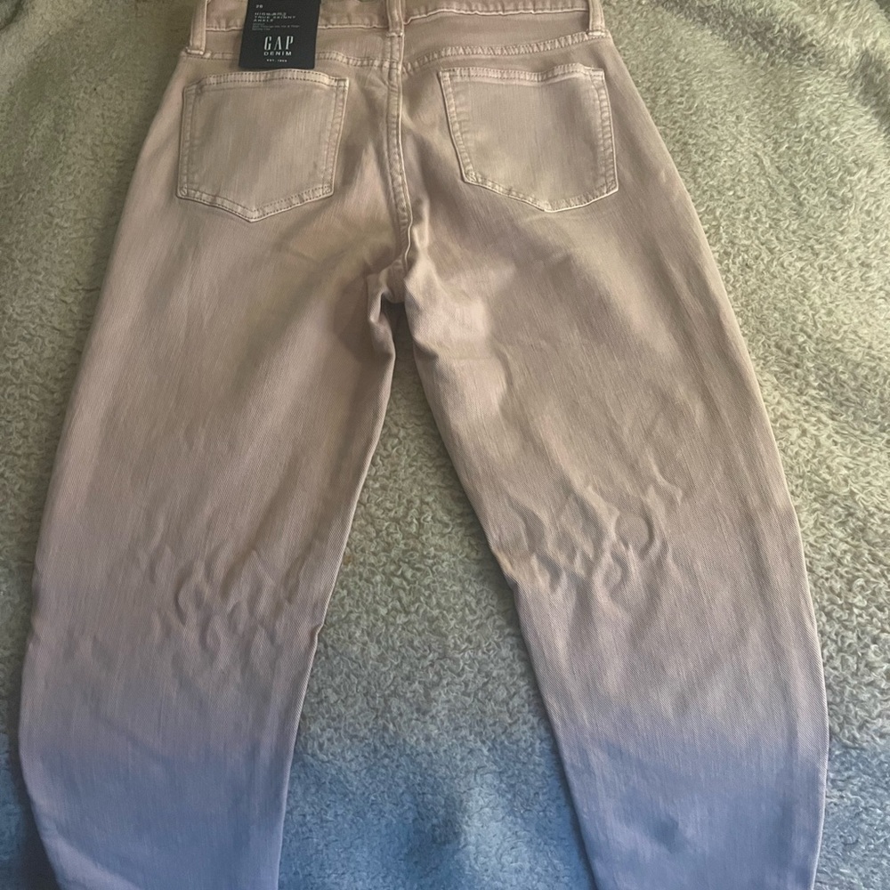 Hi, I’m selling these Gap jeans they are unworn and brand new : )